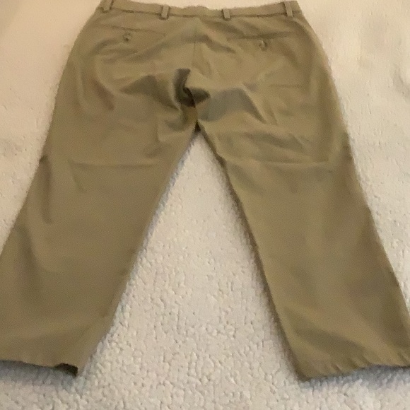 Men’s Dockers khakis 32 x 30. Flat front.  Front & back pockets. See pictures. - Picture 4 of 9